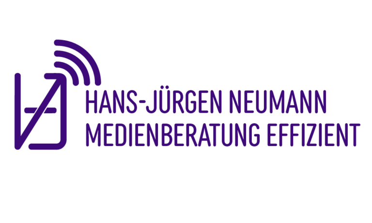 Das Logo von Neumann Medienberatung effizient: Lila Schriftzug "Hans-Jürgen Neumann Medienberatung effizient" und das Bildzeichen, eine Form aus einem H, einem J und einem N mit drei Wellen nach oben rechts.