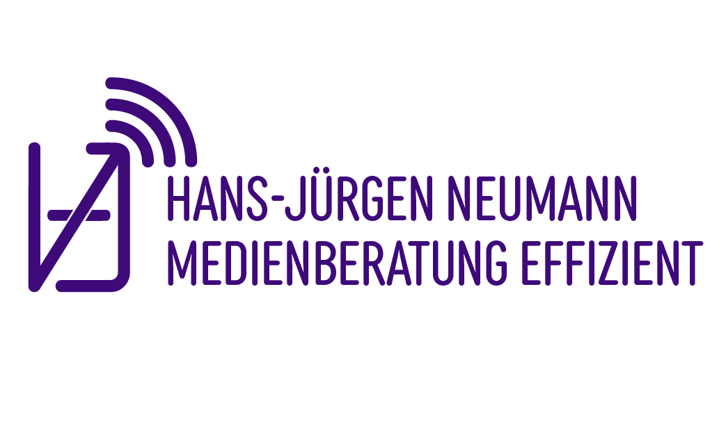 Das Logo von Neumann Medienberatung effizient: Lila Schriftzug "Hans-Jürgen Neumann Medienberatung effizient" und das Bildzeichen, eine Form aus einem H, einem J und einem N mit drei Wellen nach oben rechts.